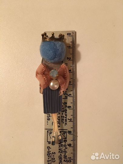 Стильная брошь