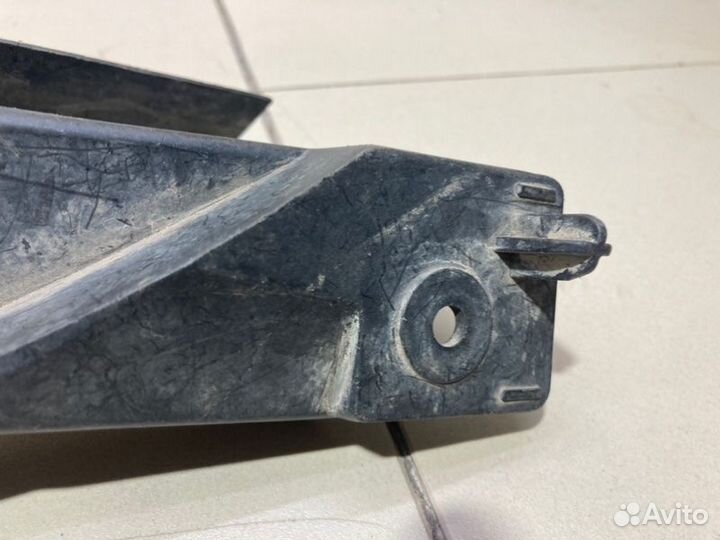 Дефлектор радиатора передний левый Renault Sandero