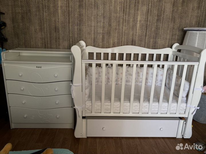 Десткая кровать и комод