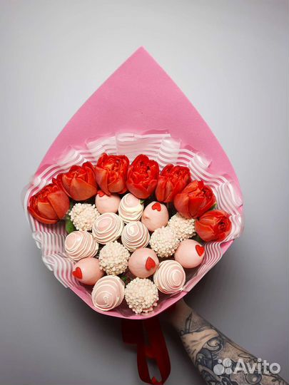 Тюльпаны с клубникой в шоколаде