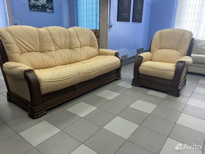 Кожаный диван и кресло