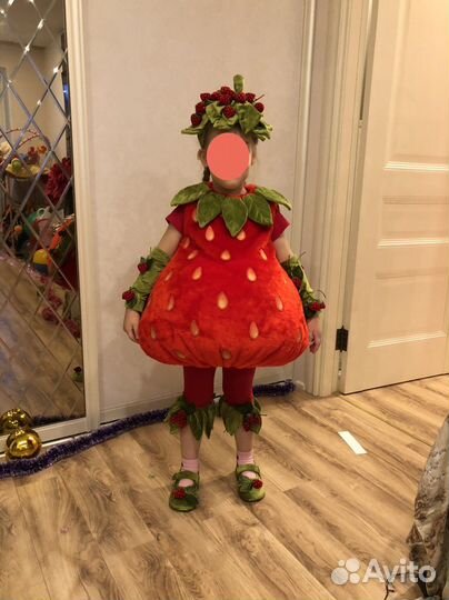 Костюм клубника новогодний + наряды для родителей