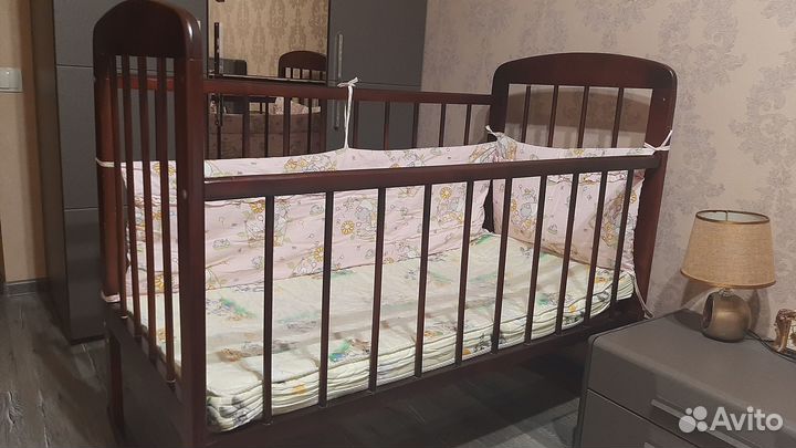 Детская кроватка с универсальным маятником