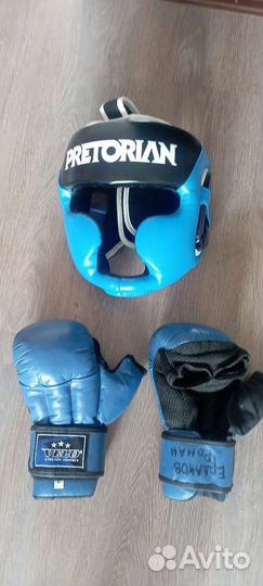 Боксерские перчатки и шлем