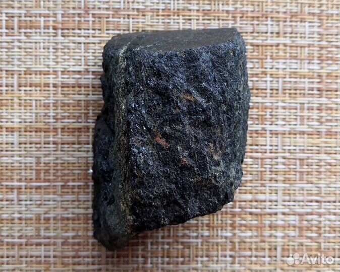 Черный турмалин, образец для коллекции