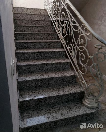 Лестница из камня кварцевый агломерат