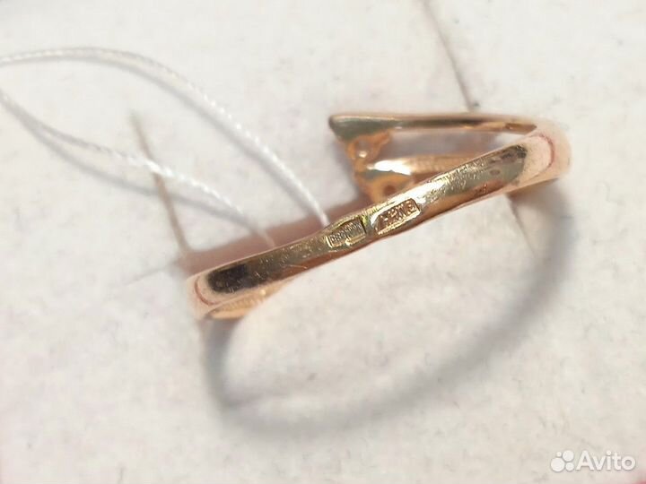 Кольцо с камнями золотое