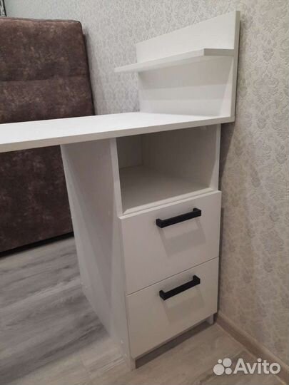 Маникюрный стол новый