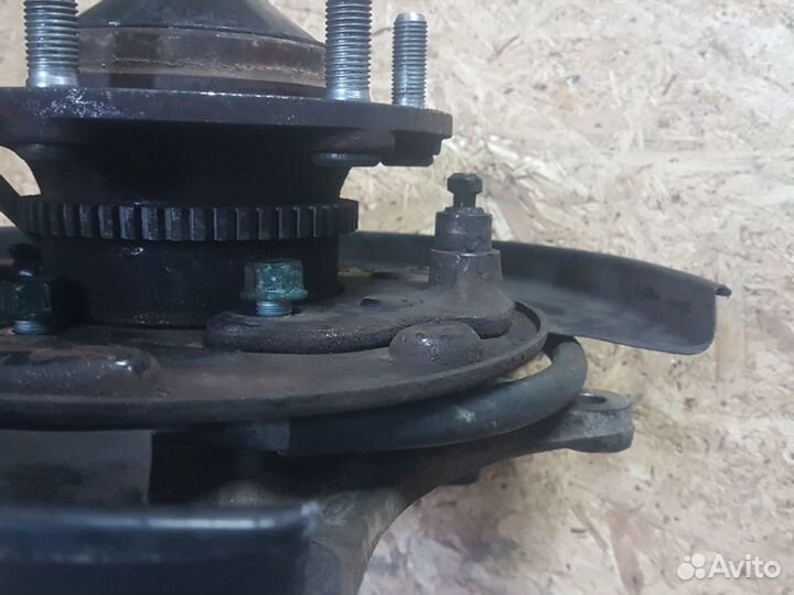 Цапфа задняя левая KIA carnival 2006