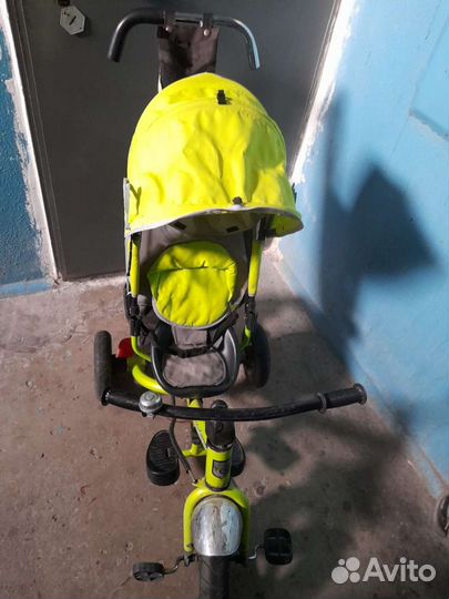 Трехколесный велосипед-коляска с ручкой