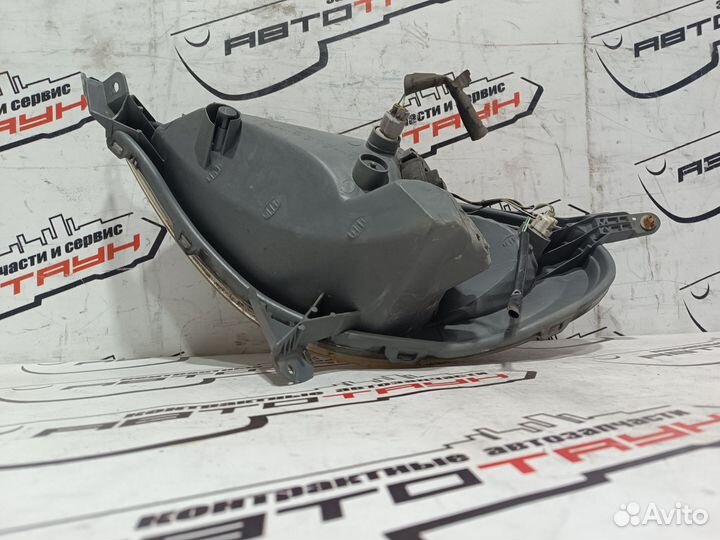 Фара toyota funcargo yaris verso NCP20 NCP21 NCP25 NLP20 NLP22 52024 галоген правая 1 модель 8111052