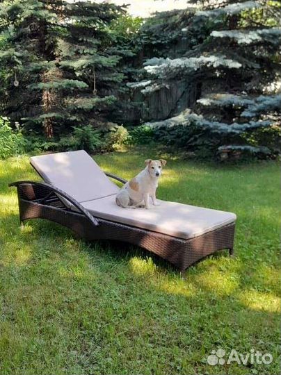 Шезлонг из искуственного ротанга типа лежак