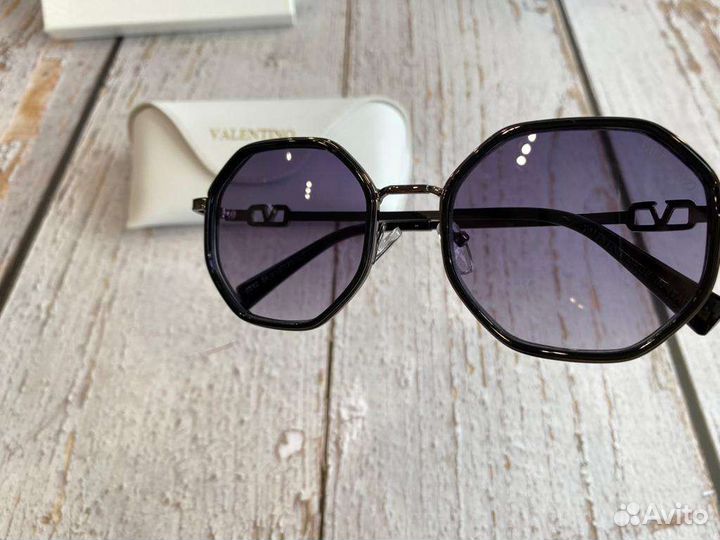 Солнцезащитные очки женские valentino