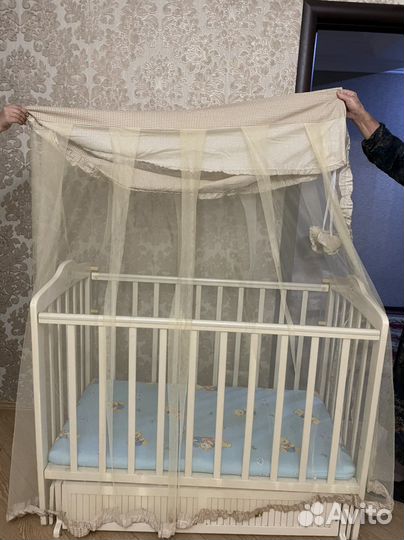 Детская кроватка с маятником и ящиком