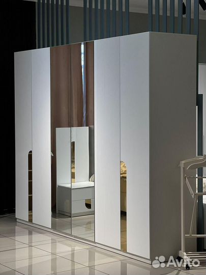 Спальные гарнитуры