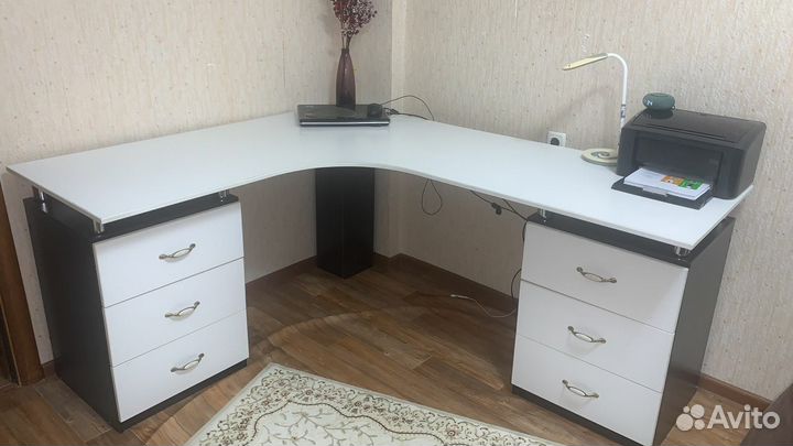 Угловой письменный стол бу с полками