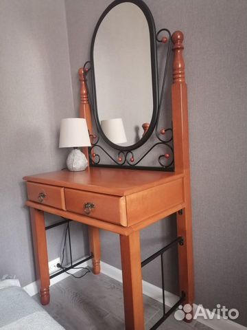 Туалетный столик с зеркалом с пуфиком