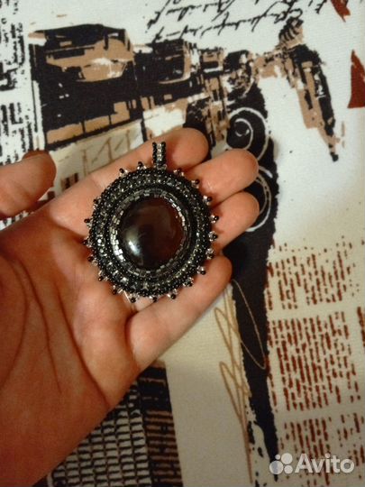 Кулон,кабишон обвязанный бисером