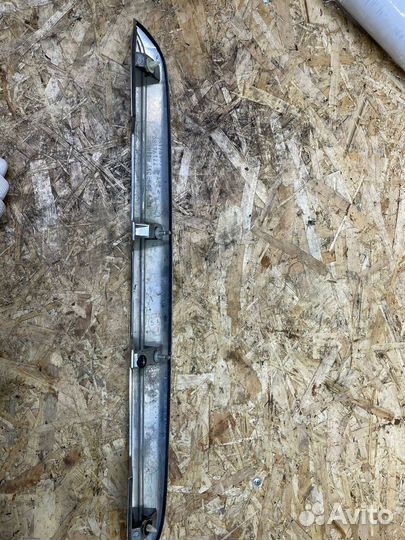 Задний молдинг крышки багажника Mitsubishi Pajero