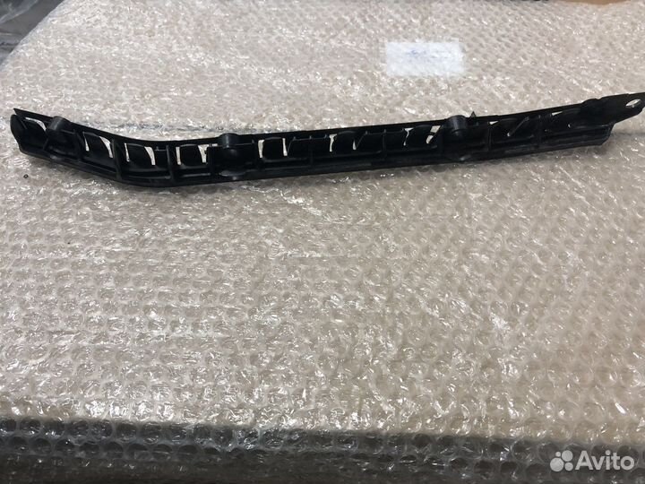 Направляющаяя задеего бампера правая на mercedec c