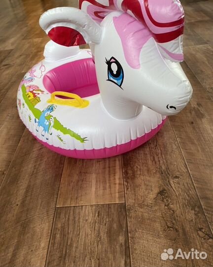 Купальник и круг для плавания