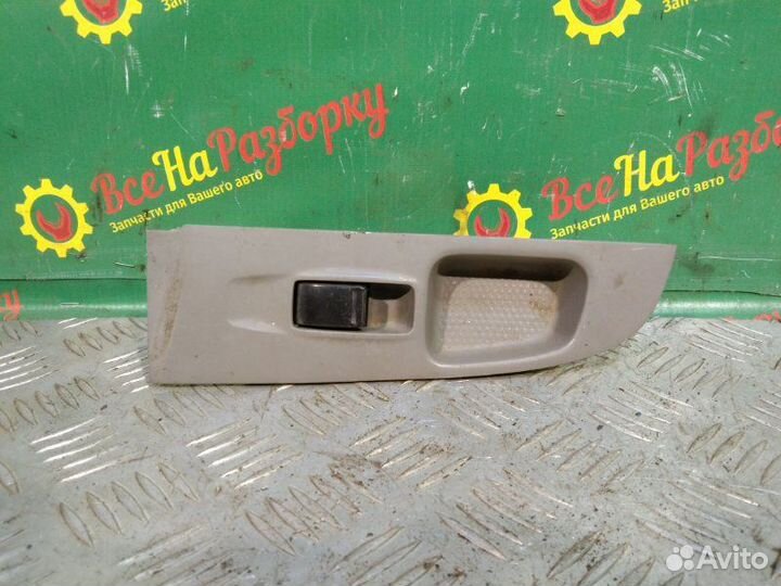 Кнопка стеклоподъемника передняя левая Nissan