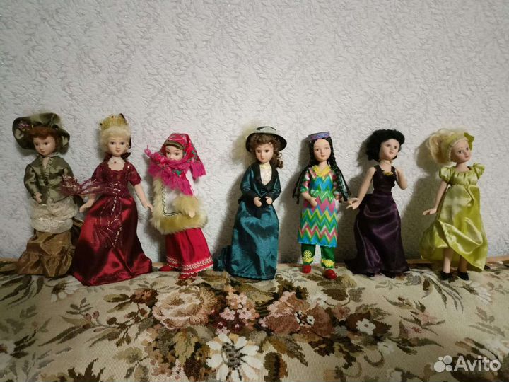 Кукла фарфоровая