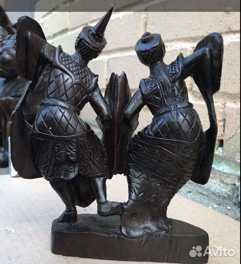 Танцоры с щитами. Черное дерево