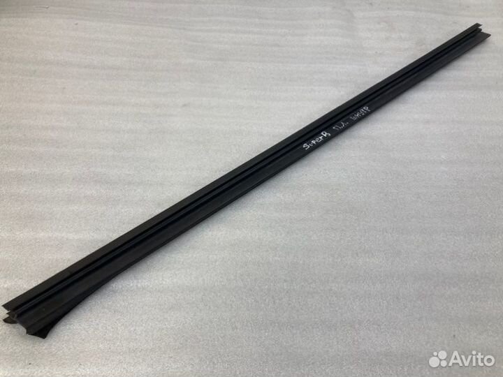 Уплотнитель стекла двери передний левый Skoda