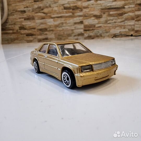 Mercedes E190 2.6 RCS30 Gold Hot Wheels 1:64