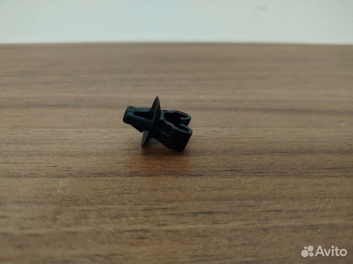 Держатель троса капота