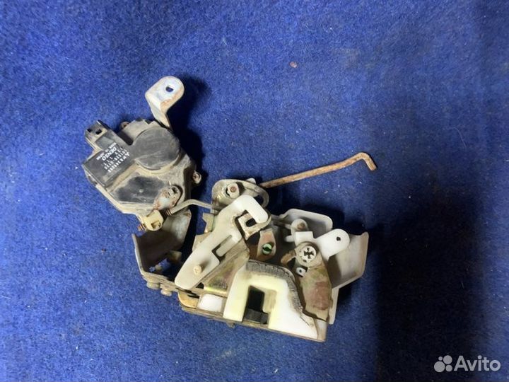 Замок боковой двери задний правый Mitsubishi