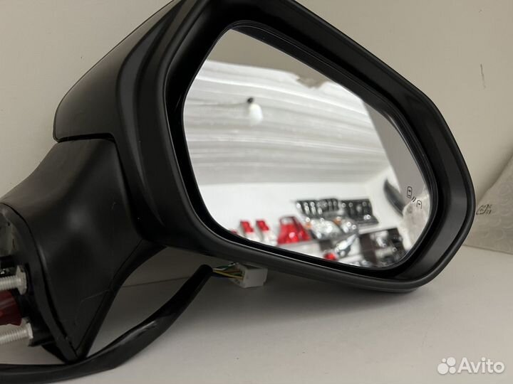 Зеркло правое Camry v70 с датчиком