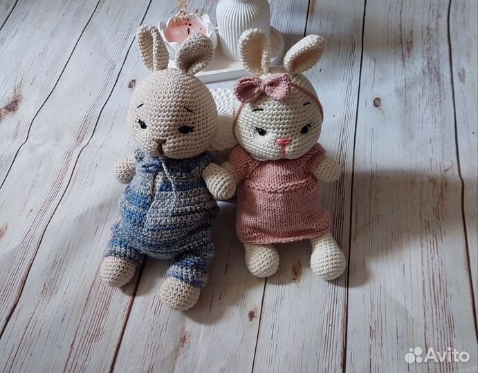 Вязаные игрушки зайки