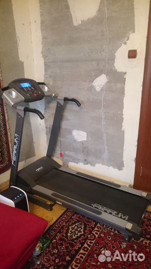 Беговая дорожка с электрическим изменением угла