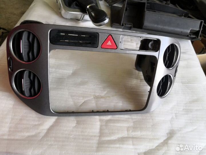 Рамка магнитолы Volkswagen Tiguan 2010