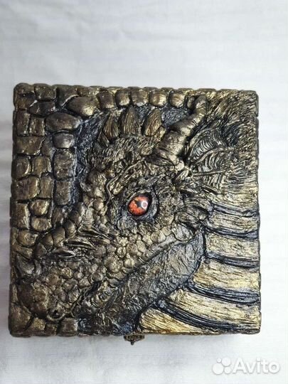 Деревянная шкатулка