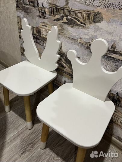 Детский столик и 2 стульчика