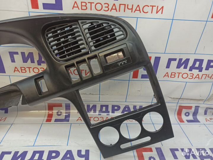 Накладка декоративая на торпедо центральная Kia Spectra (SD) 0K2N15542002