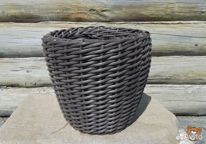 Кашпо из искусственного ротанга
