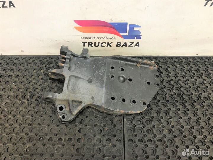 Кронштейн переднего бампера правый Scania 5-series