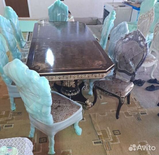 Стол и стулья