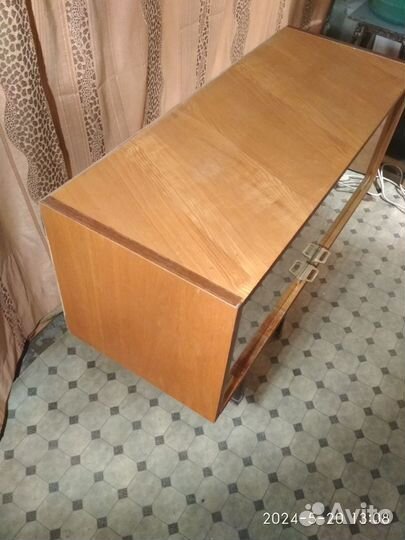 Шкафчик подвесной со стеклянными дверцами