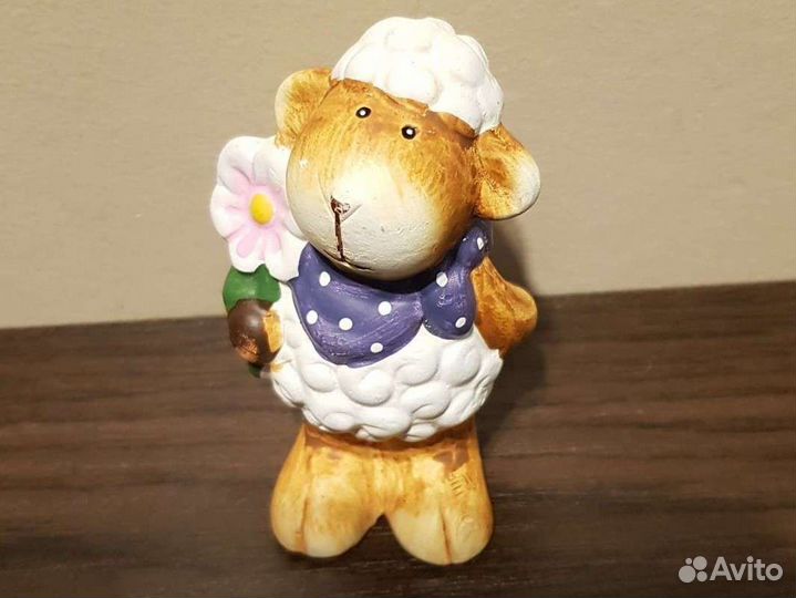 Фигурка Овечка с цветочком новая
