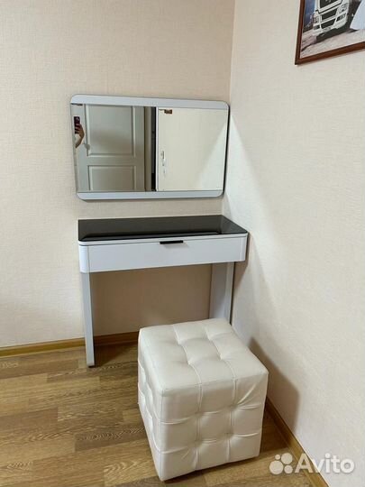 Туалетный столик с зеркалом