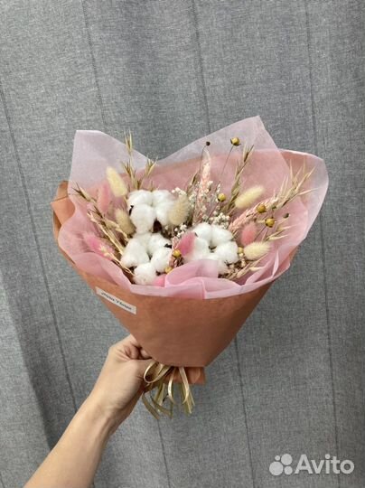 Букет из сухоцветов в натурально-розовой гамме