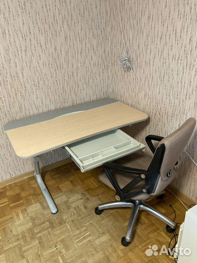 Стол для школьника регулируемый и кресло