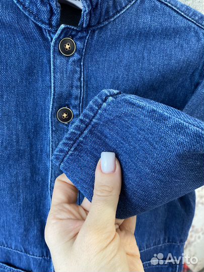 Джинсовый комбинезон Zara и кеды