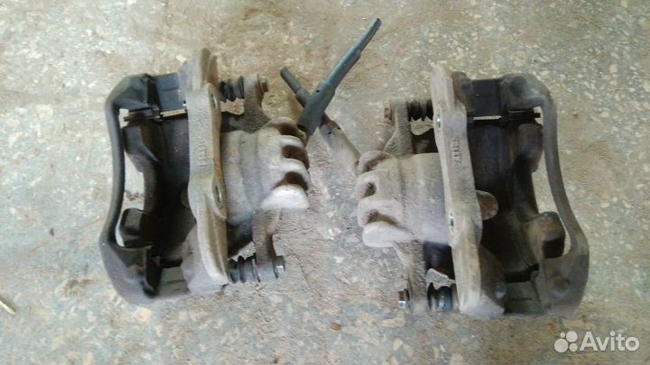 Суппорт передний правый левый Peugeot 308