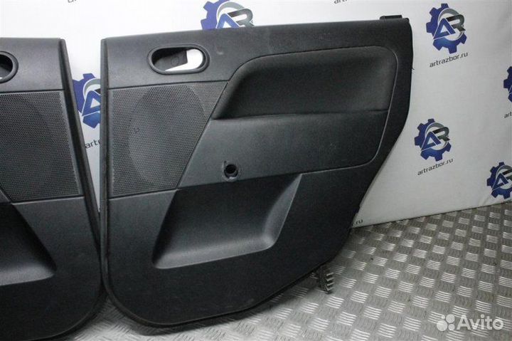 Обшивка двери задней правой Ford Fiesta MK5 1.6